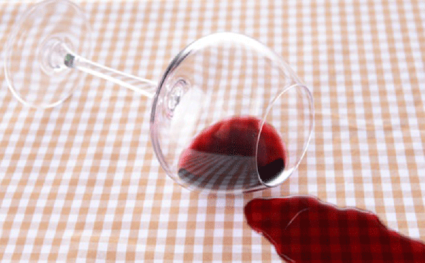 Une tâche de vin rouge