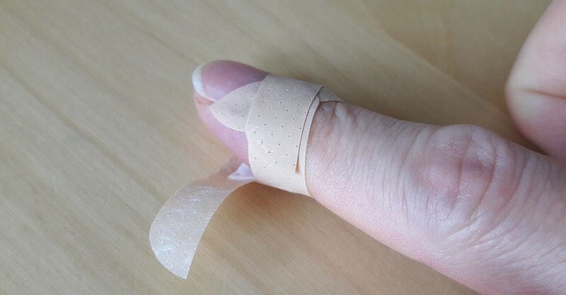 pansement coupé enroulé sur le doigt